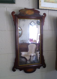 18C Mahogany Mirror, with Satinwood Inlaid Nautilus Shells